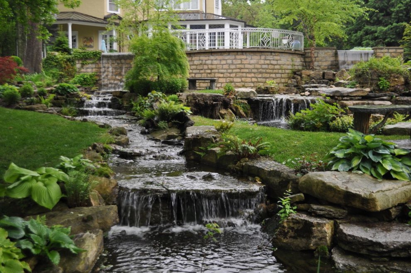 paysagiste-LA CADIERE D AZUR-min_landscaping-rock-louisville-ky-traditional-landscape-and-boulders-brick-wall-bushes-grass-koi-law